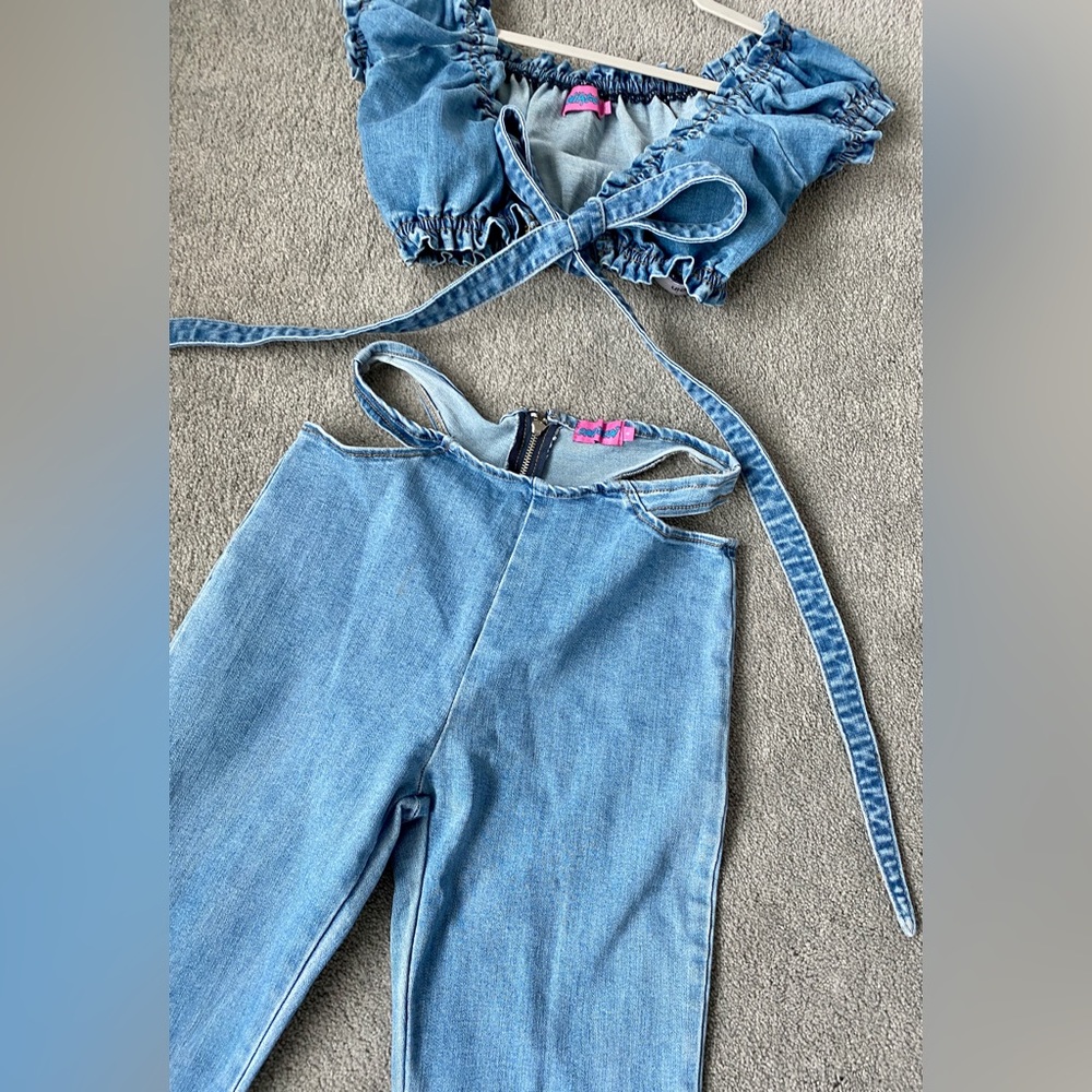 Edikted two piece low rise denim with crop top (set) Adorable!